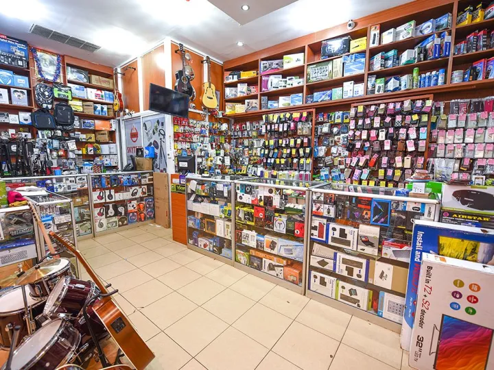 An electronics shop displaying appliances and equipment